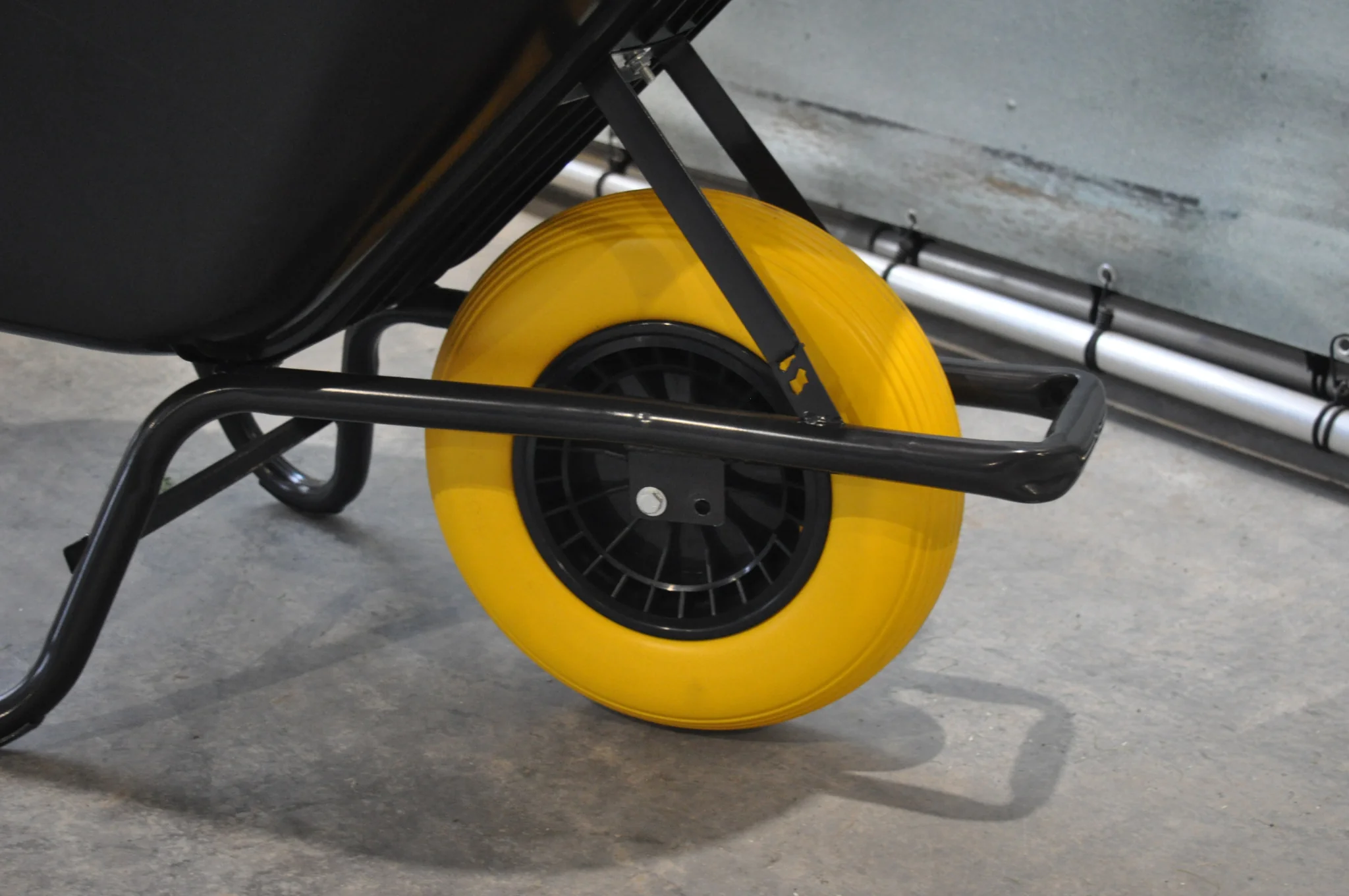 Schubkarrenrad - 4.00-8  - Vollgummi pannensicher Schubkarrenrad mit Kunststoff-Felge - Tragfähigkeit: 150 kg - Achsloch/ Nabendurchmesser: 20 mm - Image 3