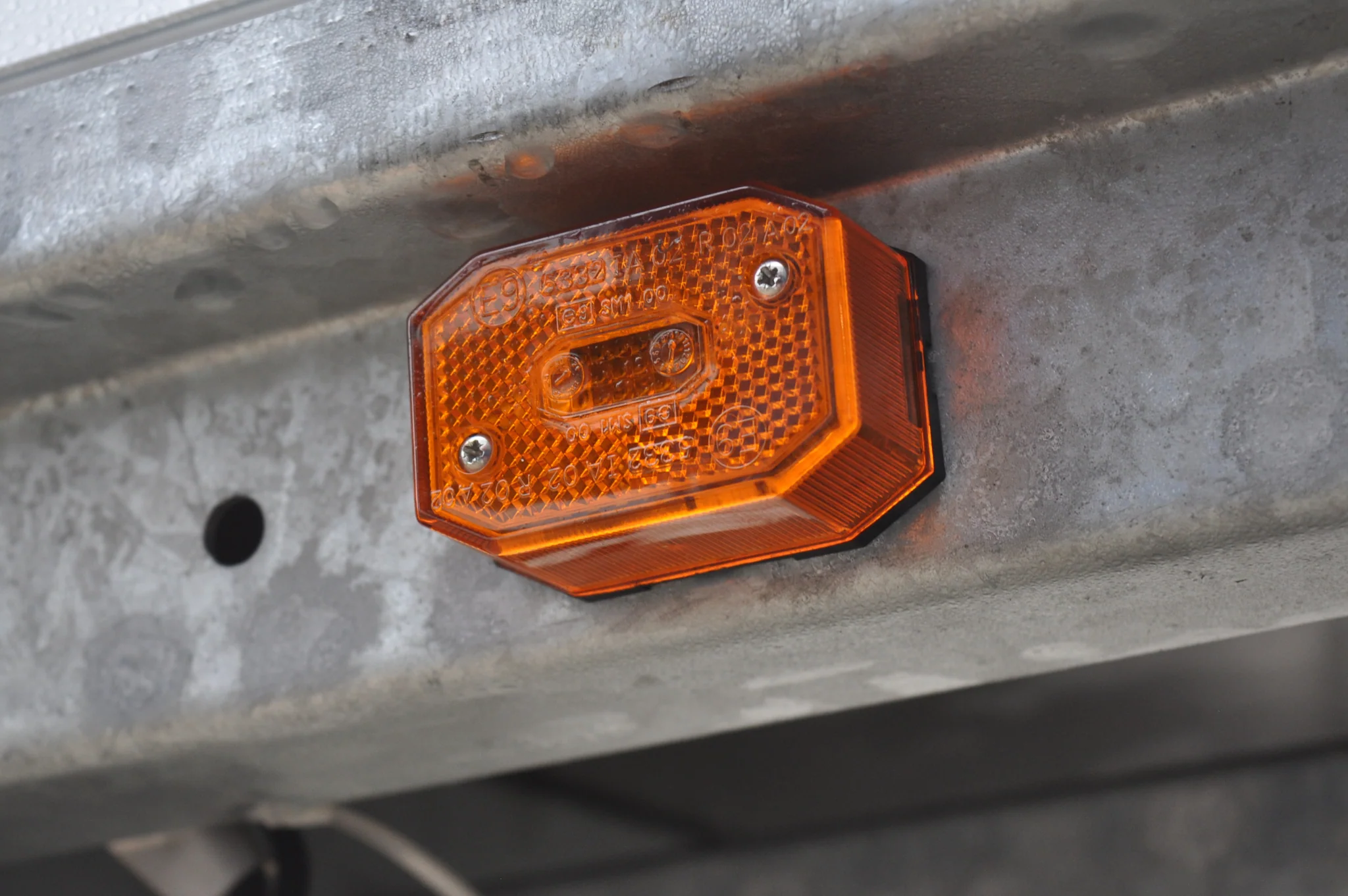 Aspock Flexipoint orange/gelbe Begrenzungsleuchte mit direktem DC-Anschluss - Image 2