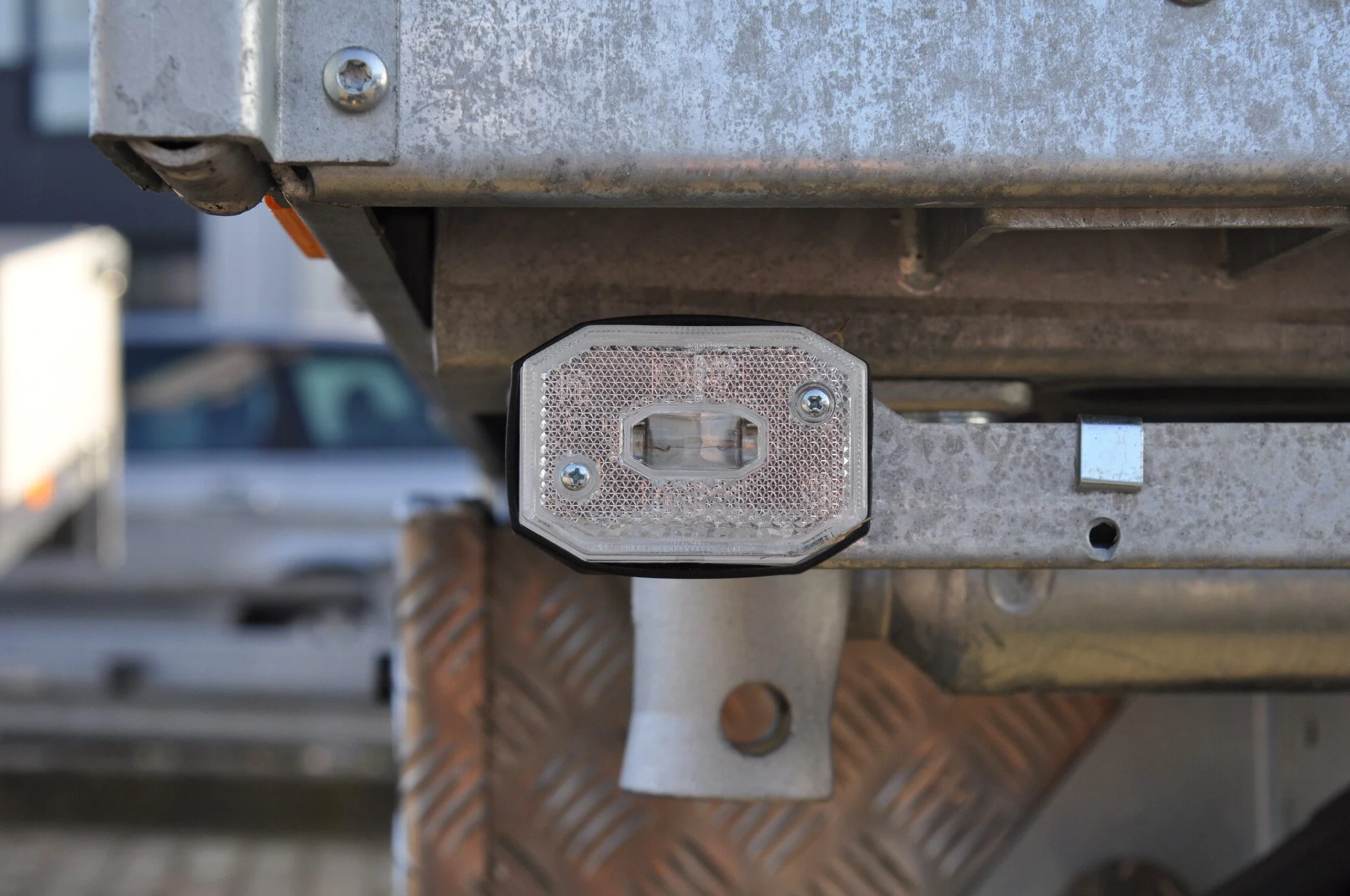 Aspock Flexipoint weiße Begrenzungsleuchte mit direktem DC-Anschluss - Image 6
