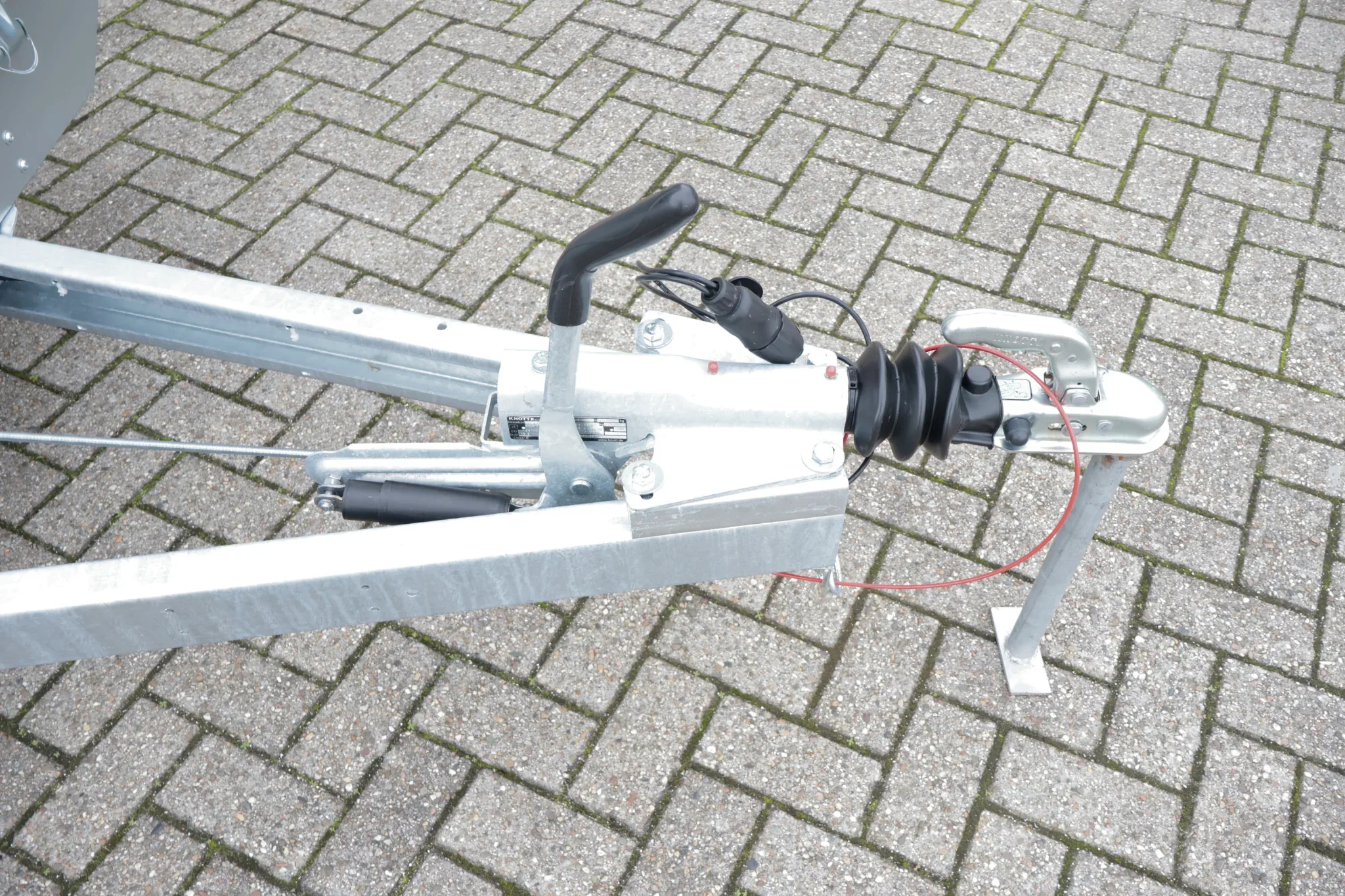 Knott Auflaufeinrichtung für Anhänger - KF14 - maximale Anhängelast: 1400 kg - V-Deichselanschluss - Image 3