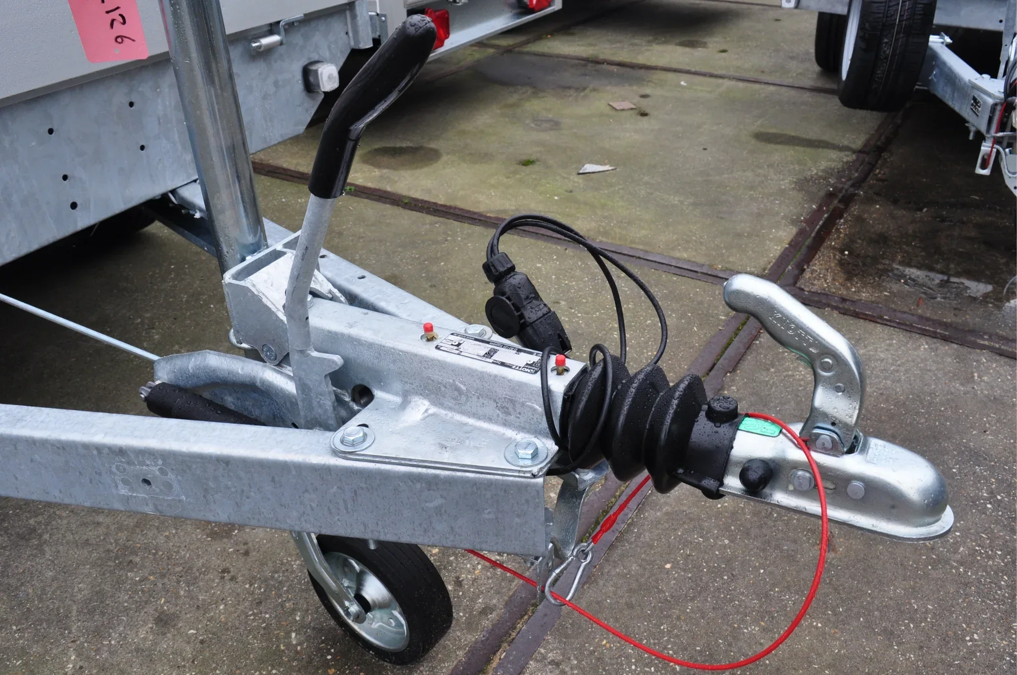 Knott Auflaufeinrichtung für Anhänger - KF20 - maximale Anhängelast: 2000 kg - V-Deichselanschluss - inkl. Stützrad-Konsole - Image 7