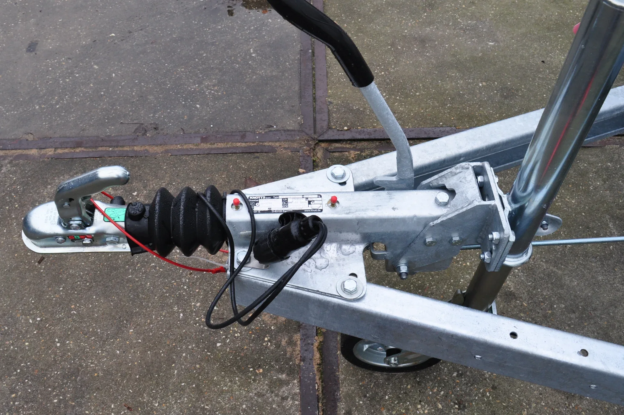Knott Auflaufeinrichtung für Anhänger - KF20 - maximale Anhängelast: 2000 kg - V-Deichselanschluss - inkl. Stützrad-Konsole - Image 9