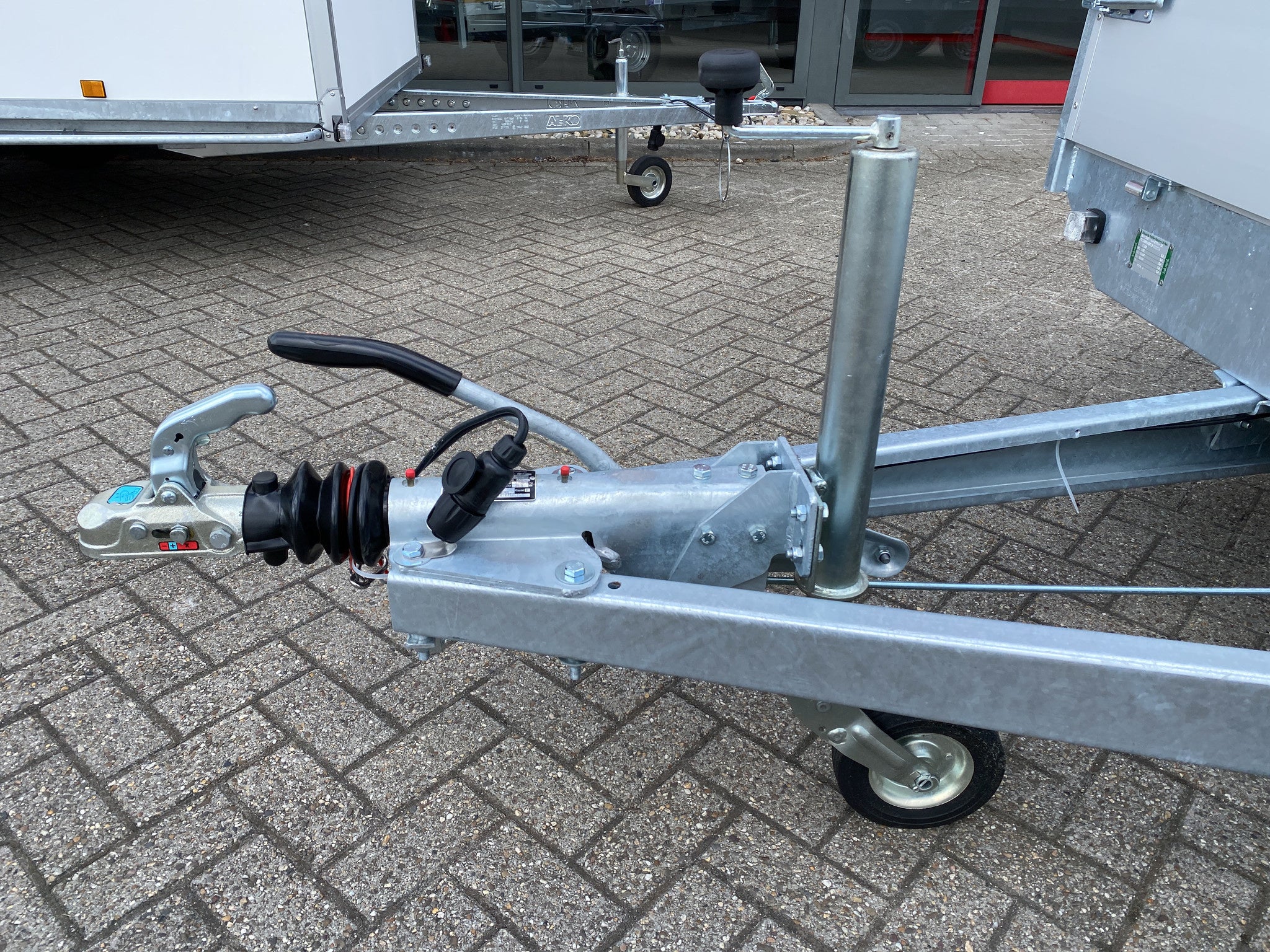 Knott Auflaufeinrichtung für Anhänger - KF30 Typ C - maximale Anhängelast: 3000 kg - V-Deichselanschluss - inkl. Stützrad-Konsole - Image 7