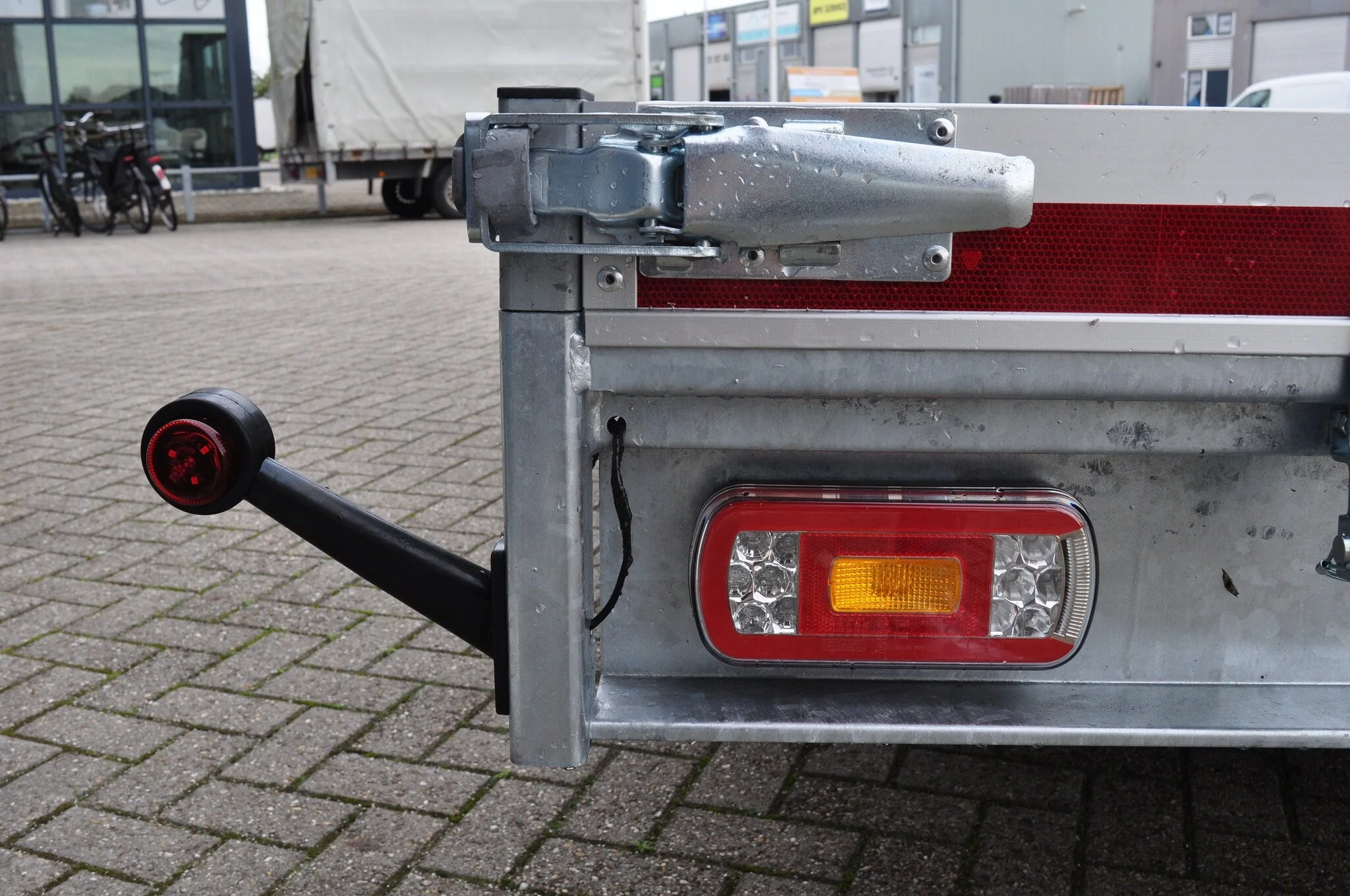 Begrenzungsleuchte rot/weiß - 45 Grad - LED - 12/24 Volt - Image 2
