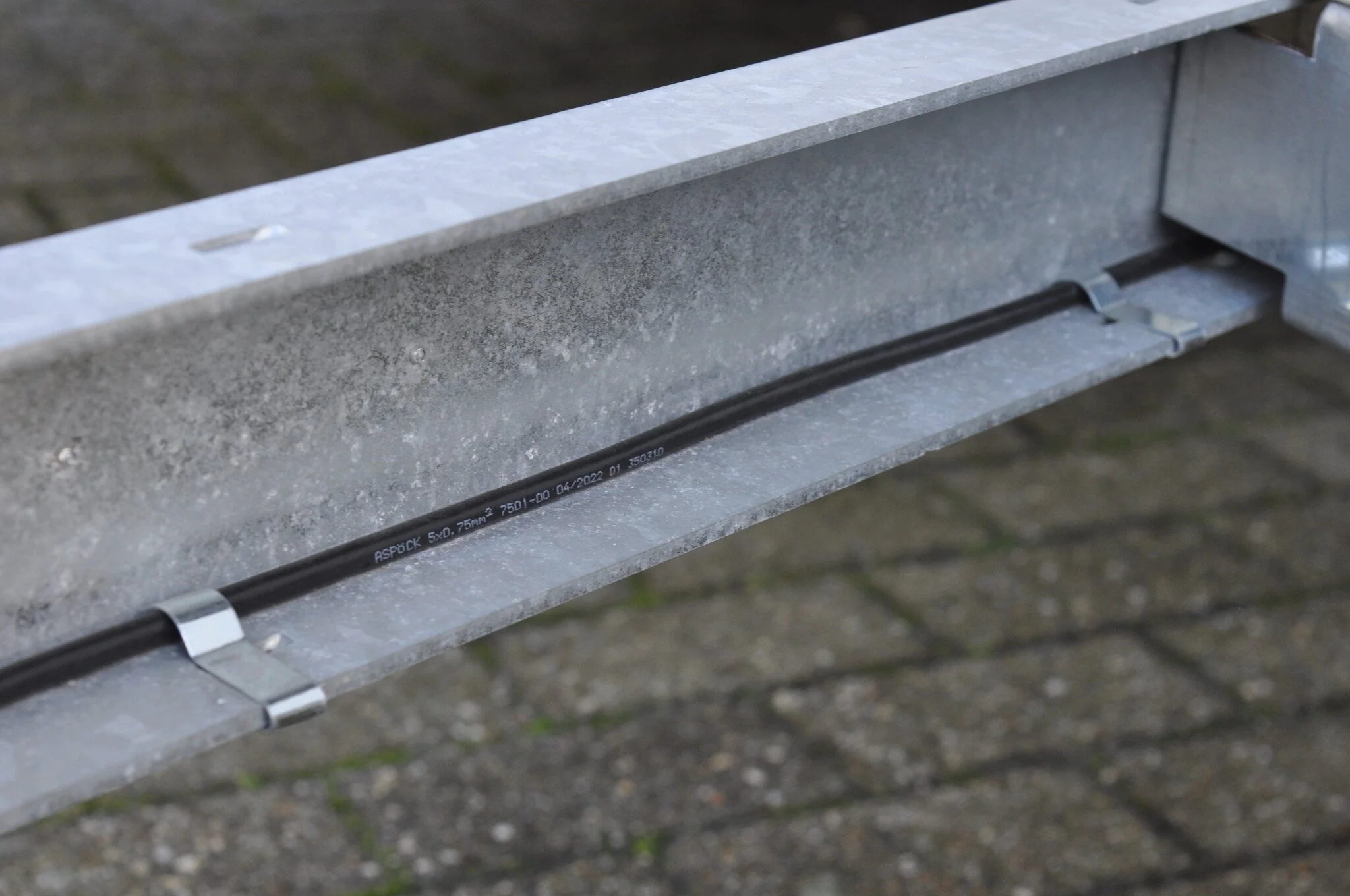 Chassisklemme 28 mm für Hauptkabelführung - 20 Stück - Image 2