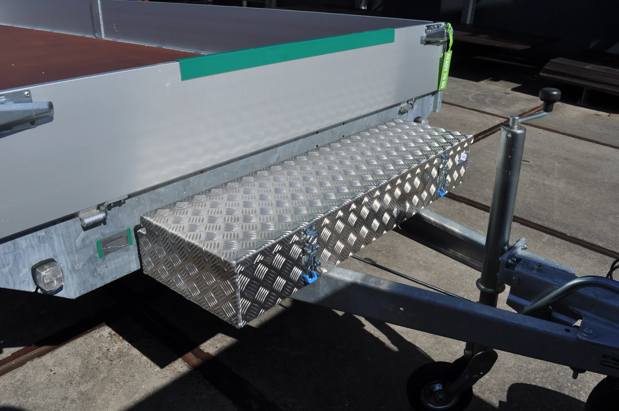 DE HAAN BOX HE - 1200x380x190 mm - wasser- und staubdichter Deichselbox aus Aluminium-Riffelblech - ausgestattet mit Spannschlössern - Image 2