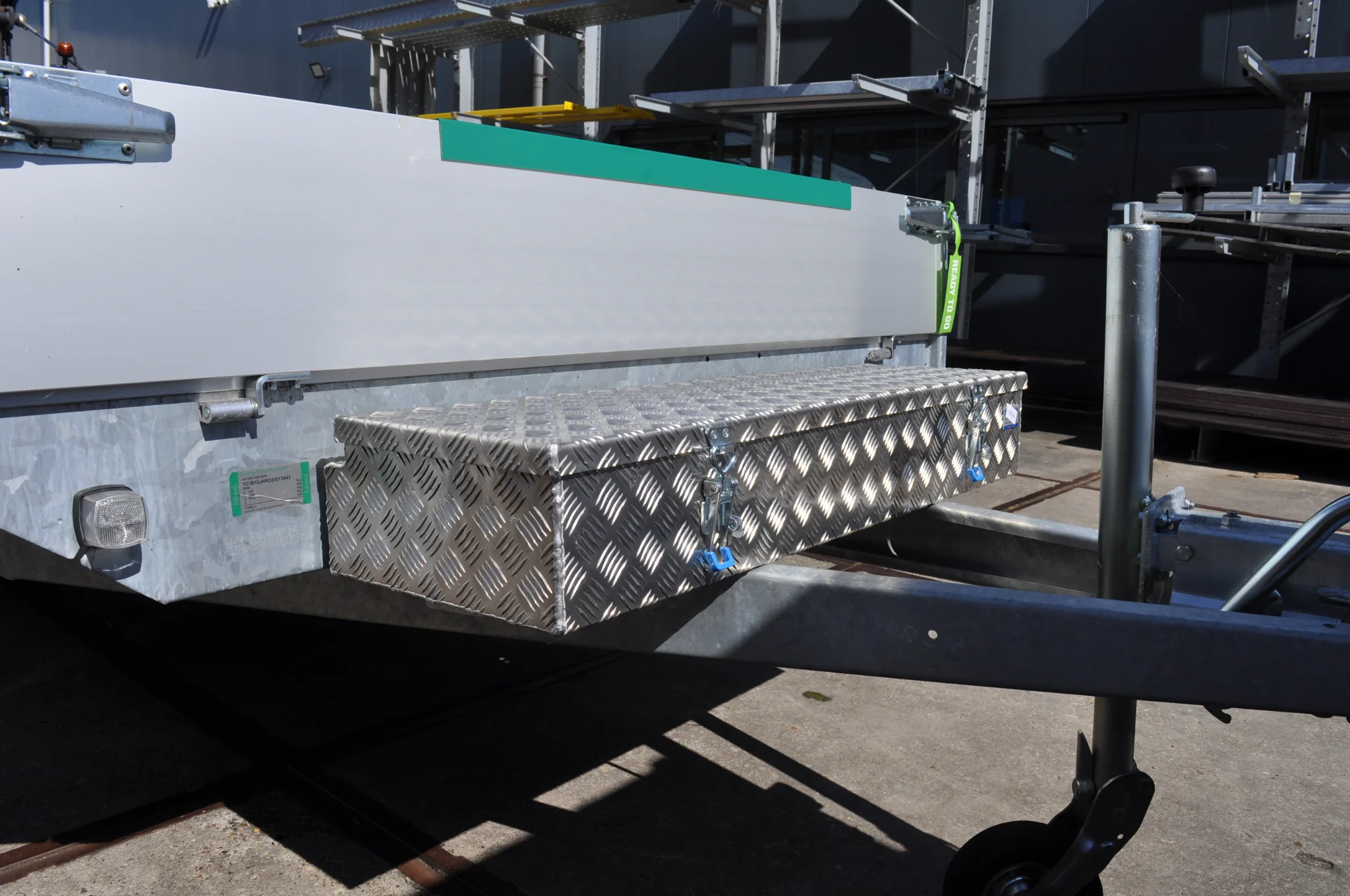 DE HAAN BOX HE - 1200x380x190 mm - wasser- und staubdichter Deichselbox aus Aluminium-Riffelblech - ausgestattet mit Spannschlössern - Image 5