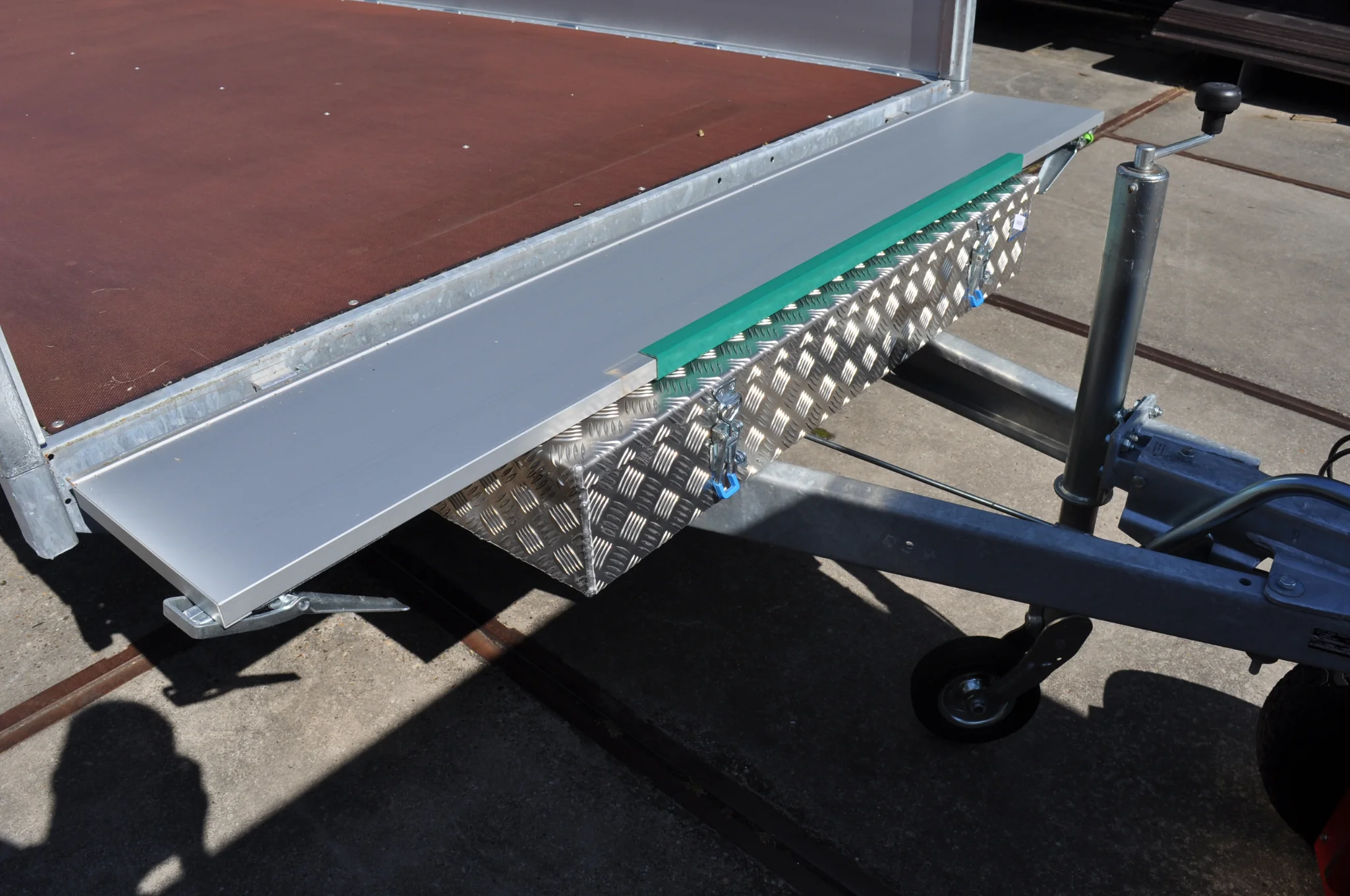 DE HAAN BOX HE - 1200x380x190 mm - wasser- und staubdichter Deichselbox aus Aluminium-Riffelblech - ausgestattet mit Spannschlössern - Image 8
