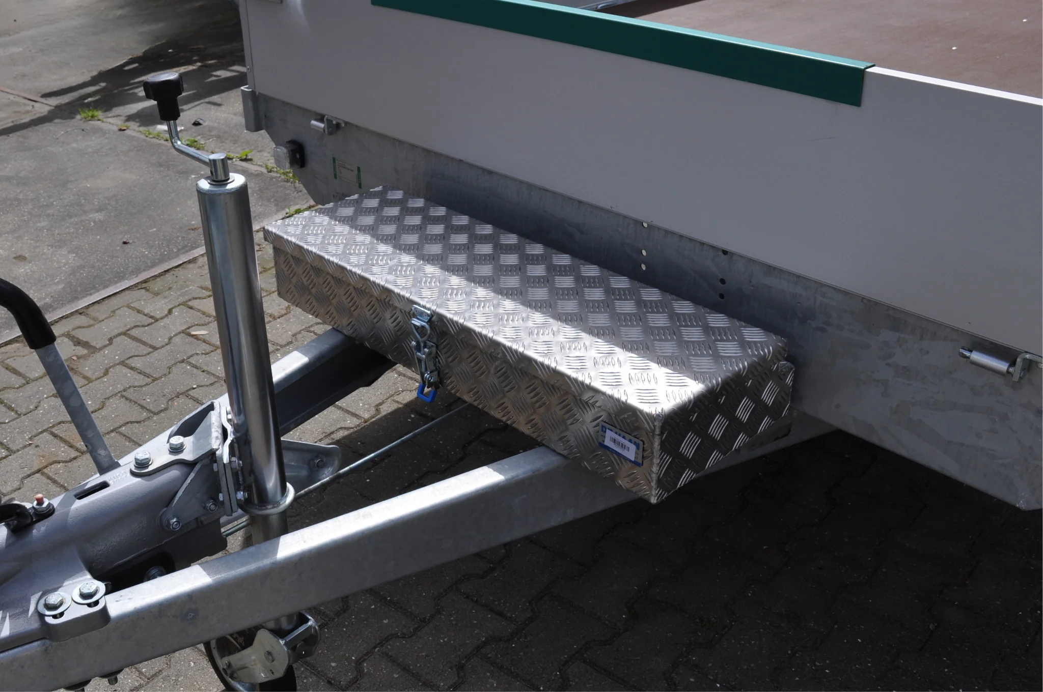 De Haan Box HM - 900x320x150 mm - wasser- und staubdichte Aluminium-Riffelblech Deichselbox - mit Spannschloss - Image 3