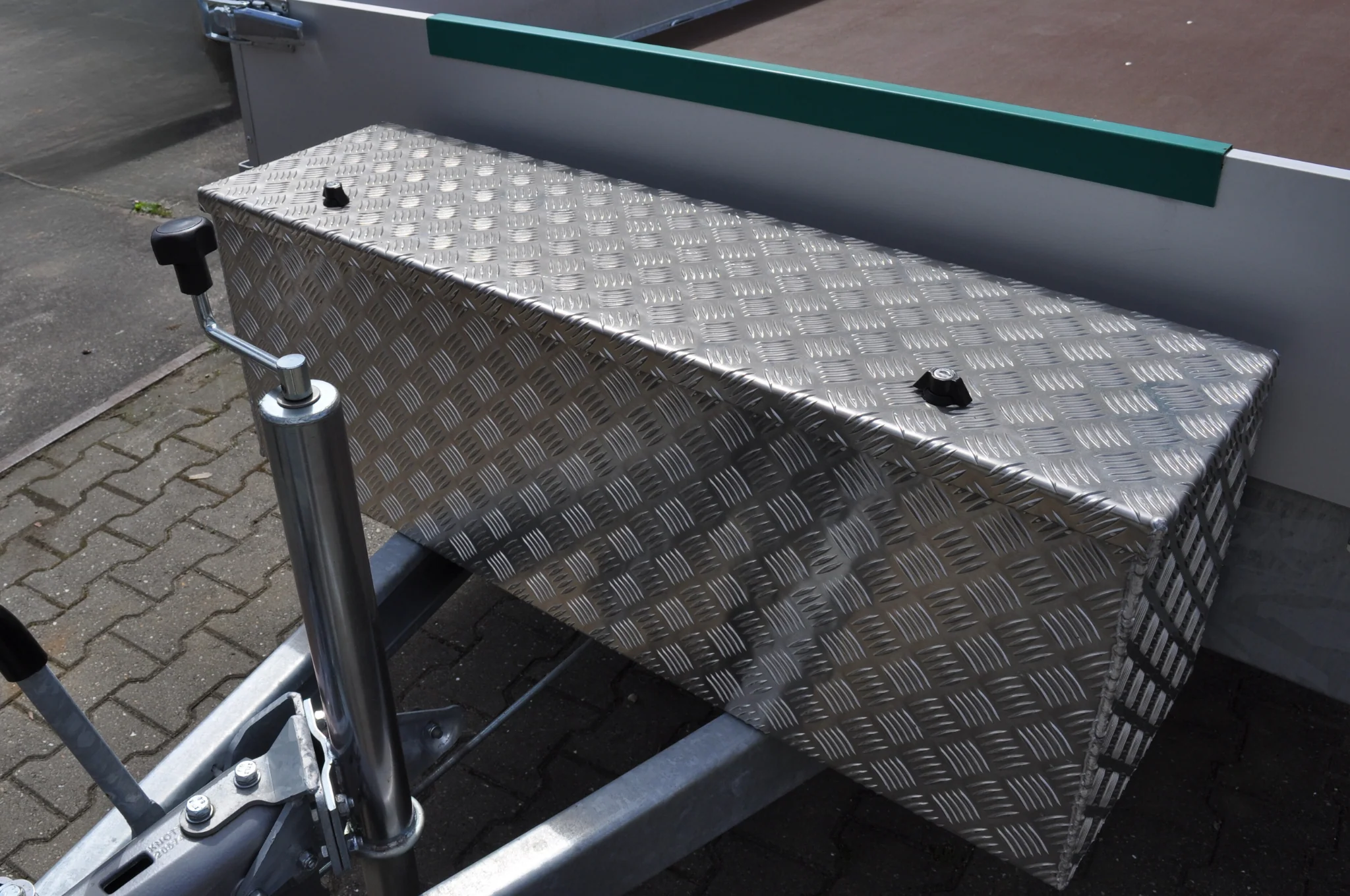 DE HAAN BOX HUW - 1140x340x400 mm Aluminium Riffelblech Deichselbox - mit Butterfly-Schloss - Image 3