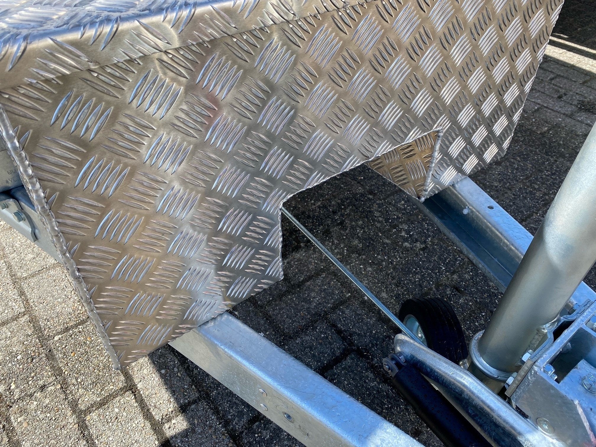 DE HAAN BOX IN - 800x350x400 mm - Aluminium-Riffelblech-Deichselbox - ausgestattet mit Butterfly-Schloss - Image 7