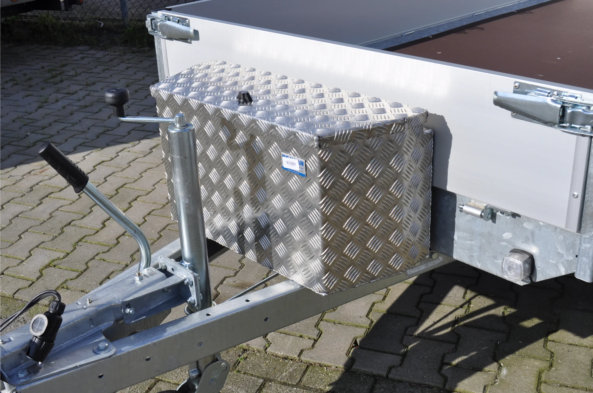 DE HAAN BOX PBV - wasser- und staubdichter Aluminium-Riffelblech Deichselbox 750x320x400 mm - ausgestattet mit Butterfly-Schloss - Image 3