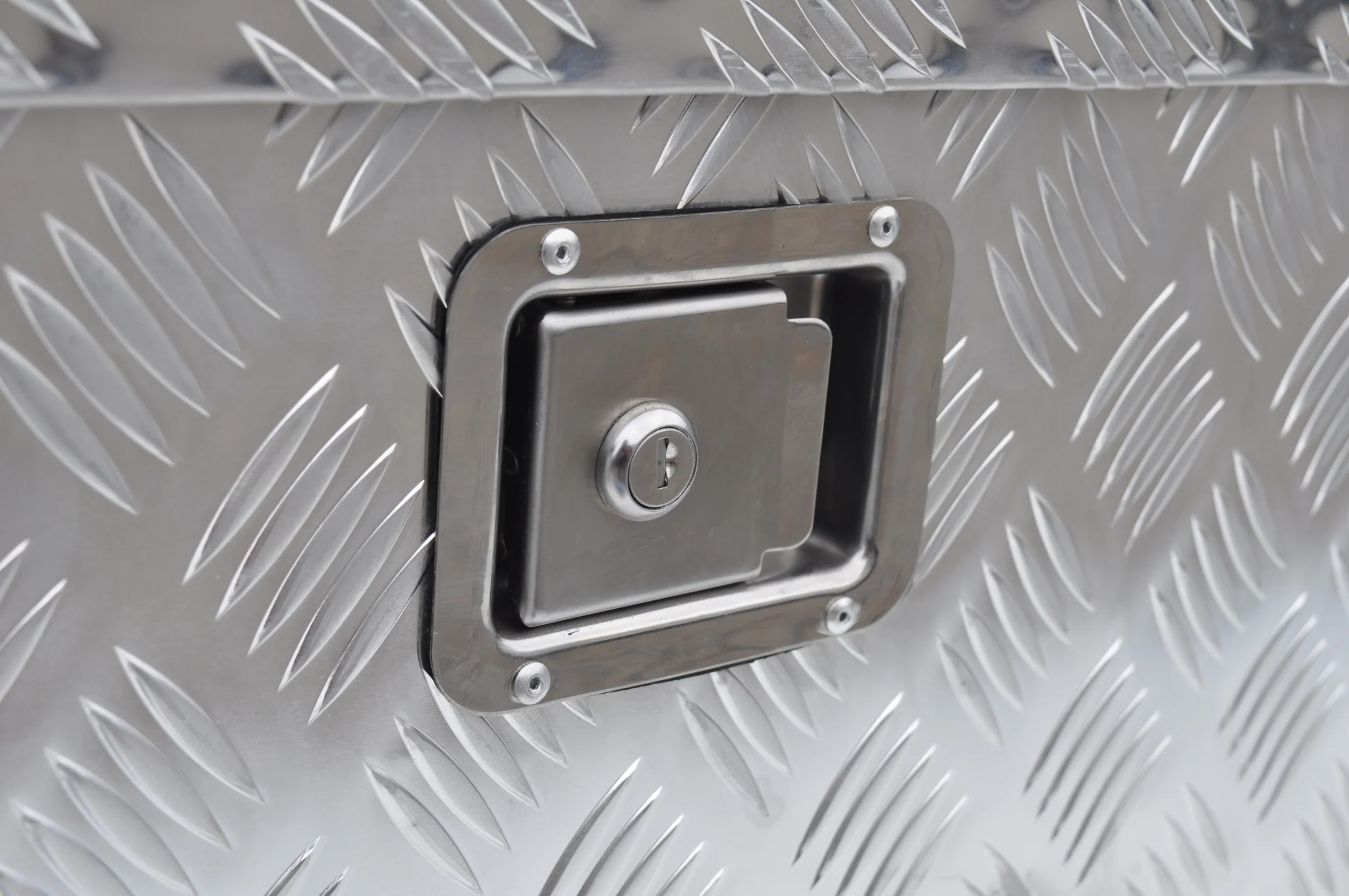Deichselbox Aluminium 900/660x350x300 mm – Einbauschloss – automatische Klappe – Riffelblech - Image 8
