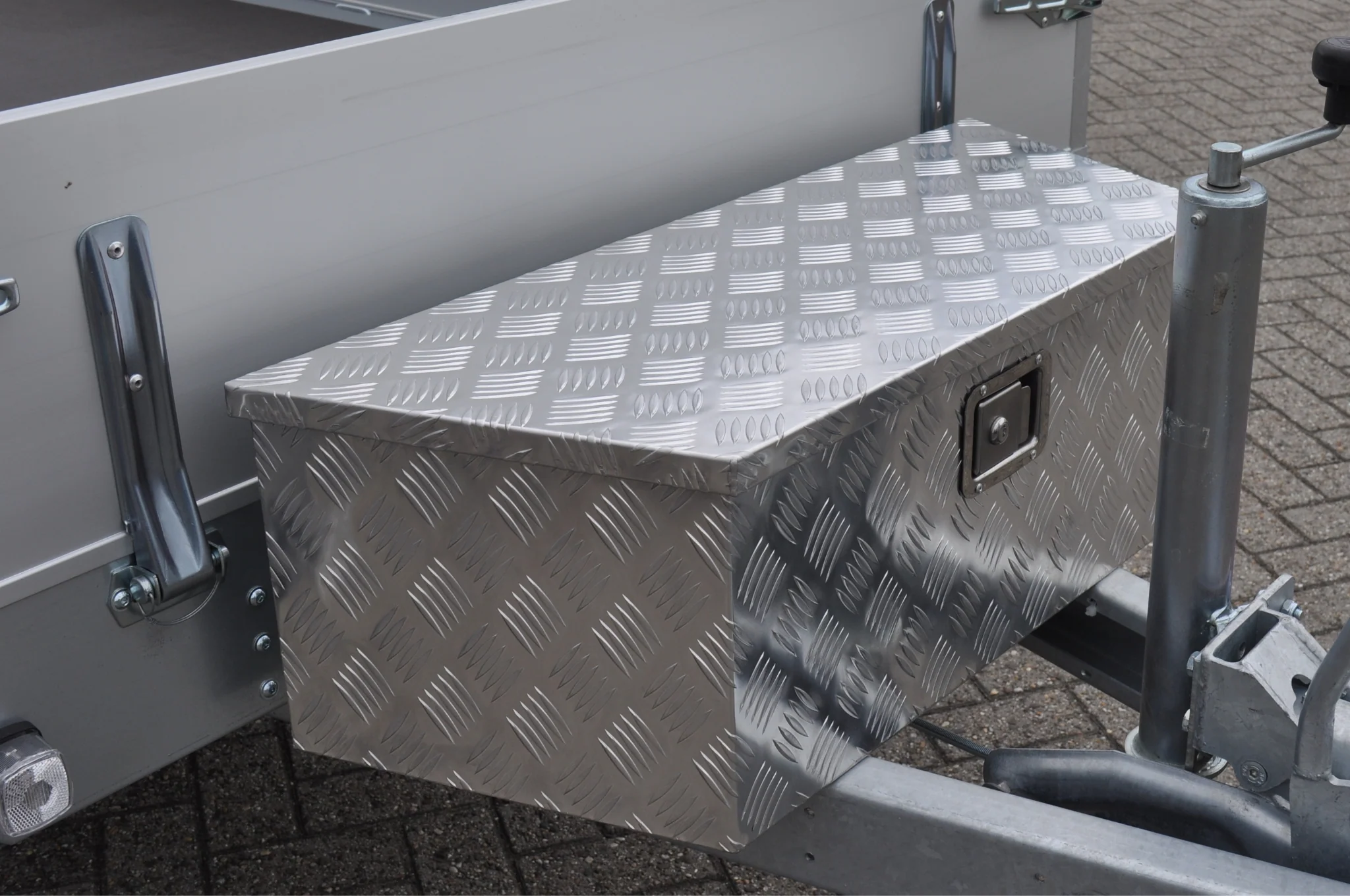 Deichselbox Aluminium 900/660x350x300 mm – Einbauschloss – automatische Klappe – Riffelblech - Image 9