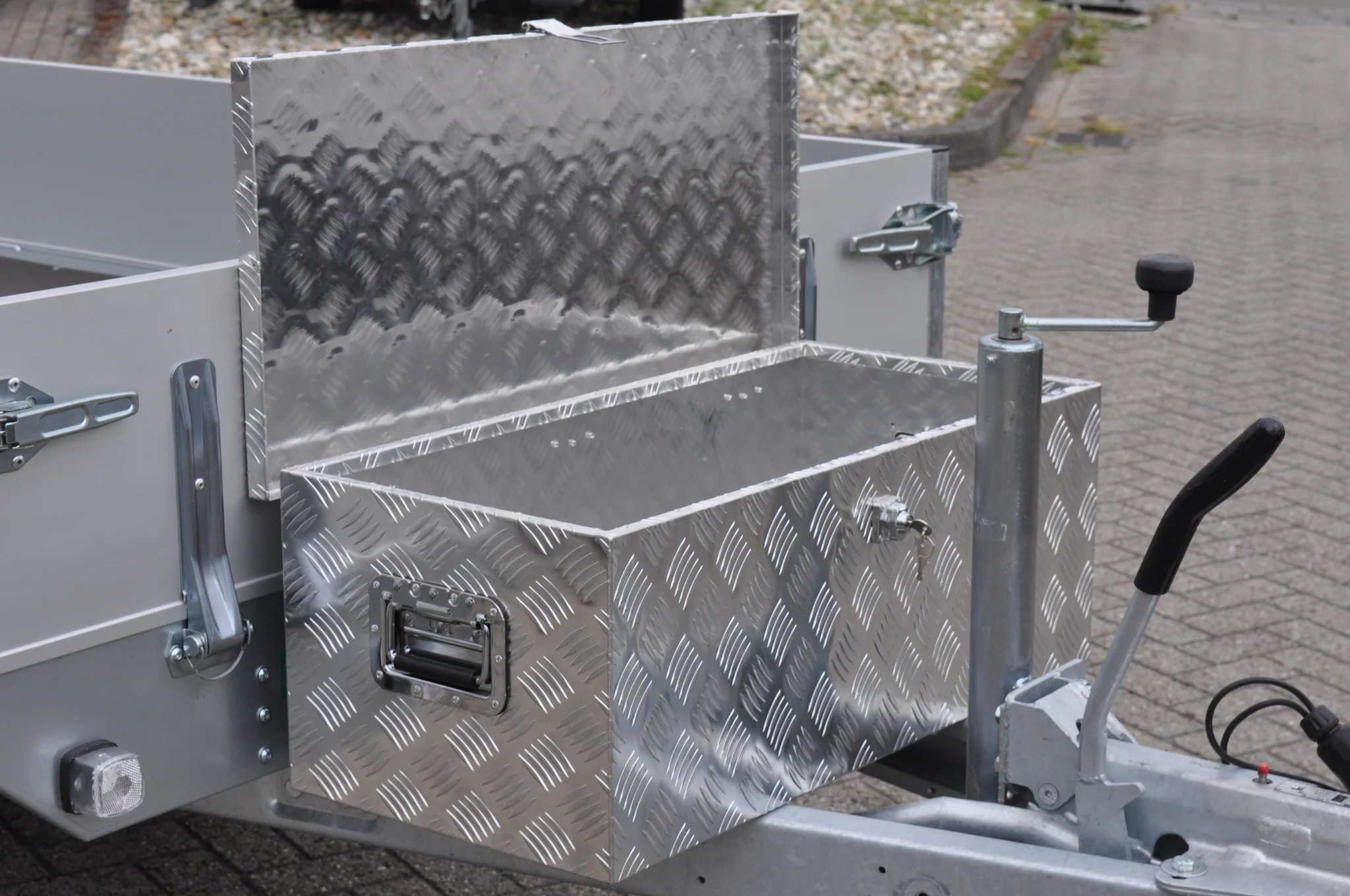 Deichselbox Aluminium-Riffelblech 840x400x310 mm – mit Schmetterlingsverschluss - Image 8