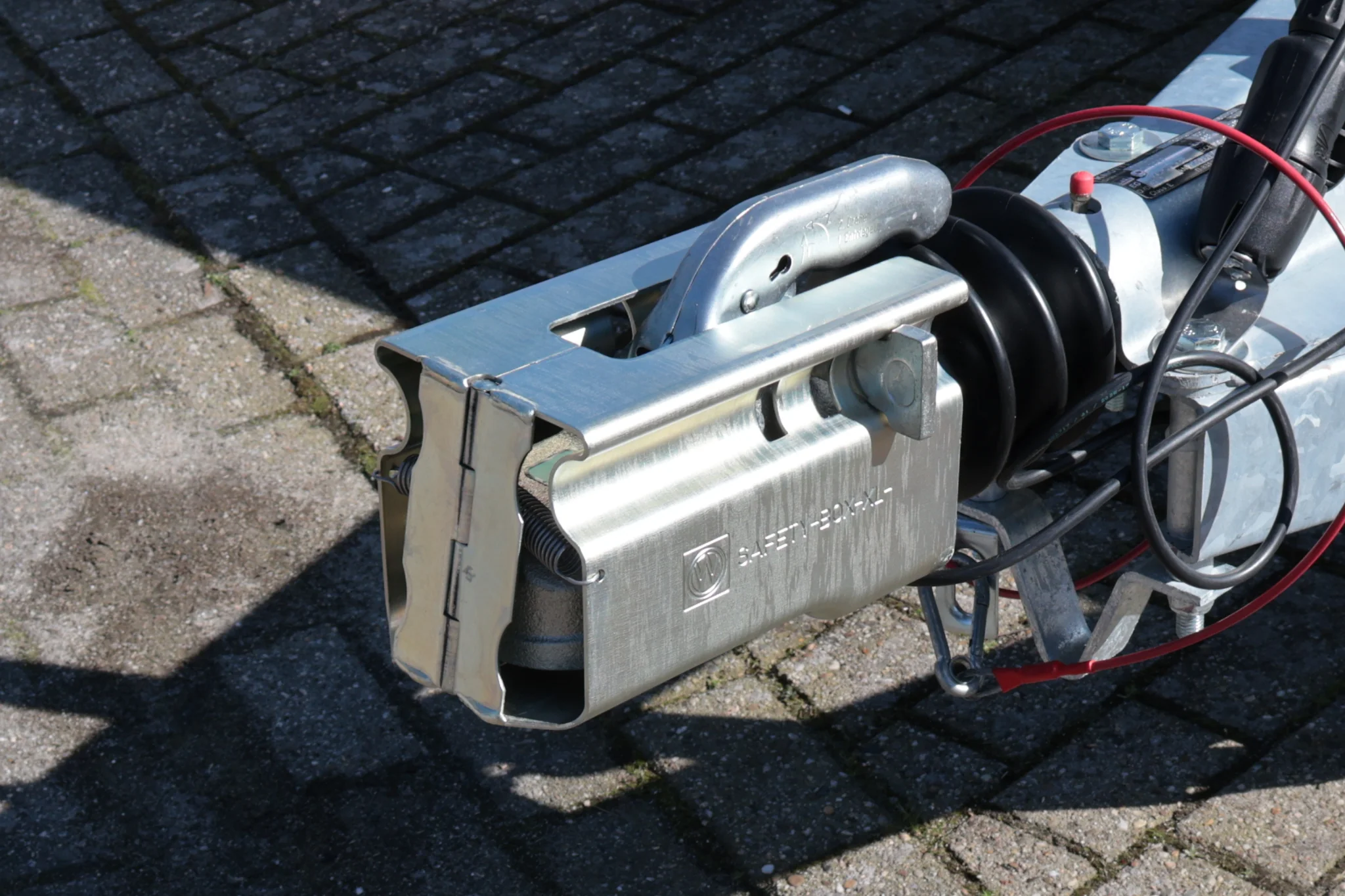 Deichselschloss Kasten Albe XL – Premium – Silber – Stahl – inkl. Edelstahl-Discussschloss mit 2 Schlüsseln – Safetybox XL - Image 4