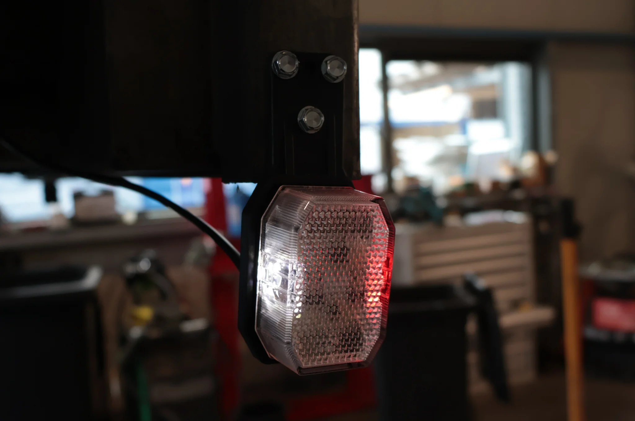 Aspöck Flexipoint LED links- Begrenzungsleuchte rot/weiß auf kleinem Gummihalter mit 0,5m Kabel - Image 4