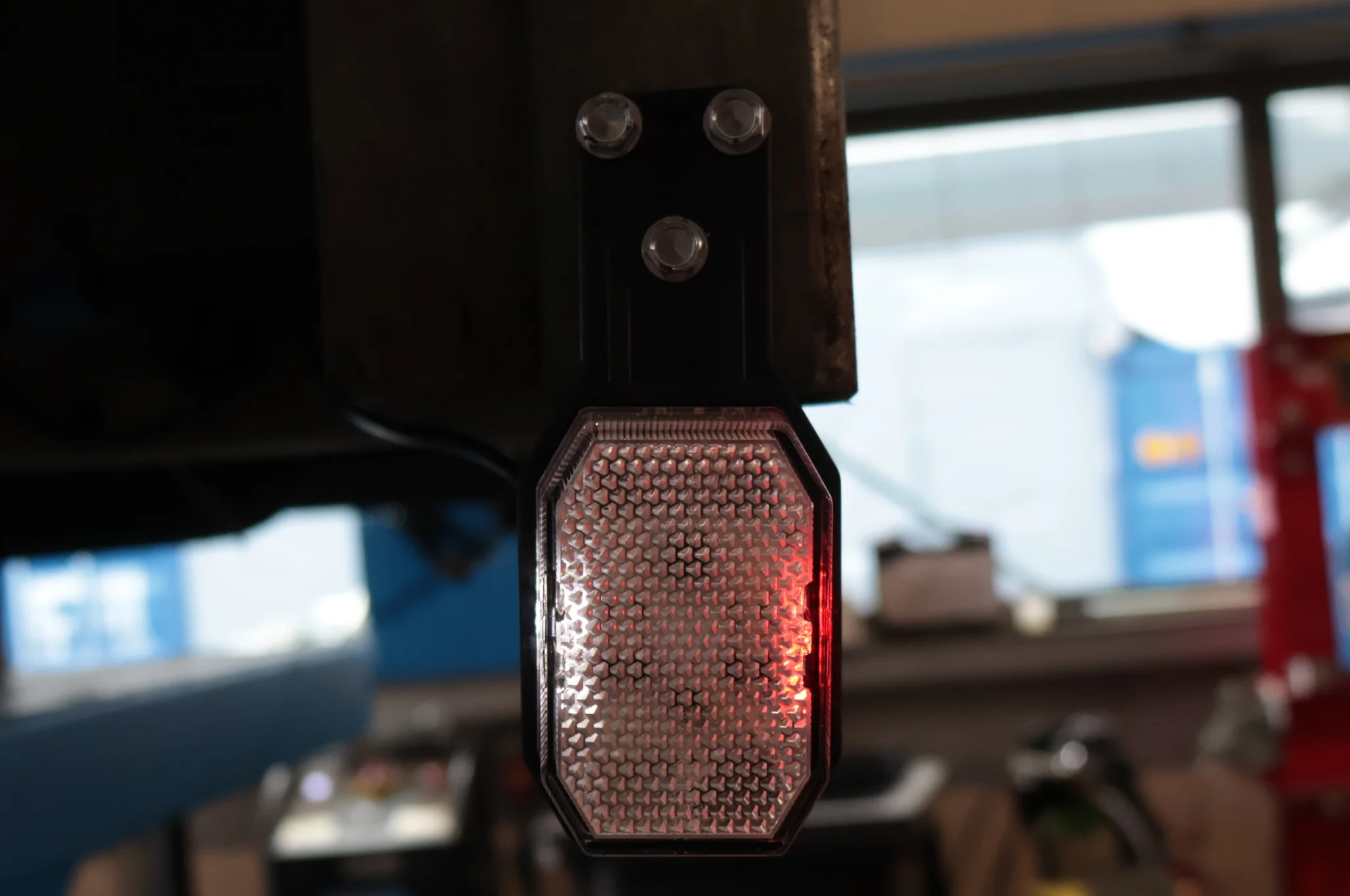 Aspöck Flexipoint LED links- Begrenzungsleuchte rot/weiß auf kleinem Gummihalter mit 0,5m Kabel - Image 7