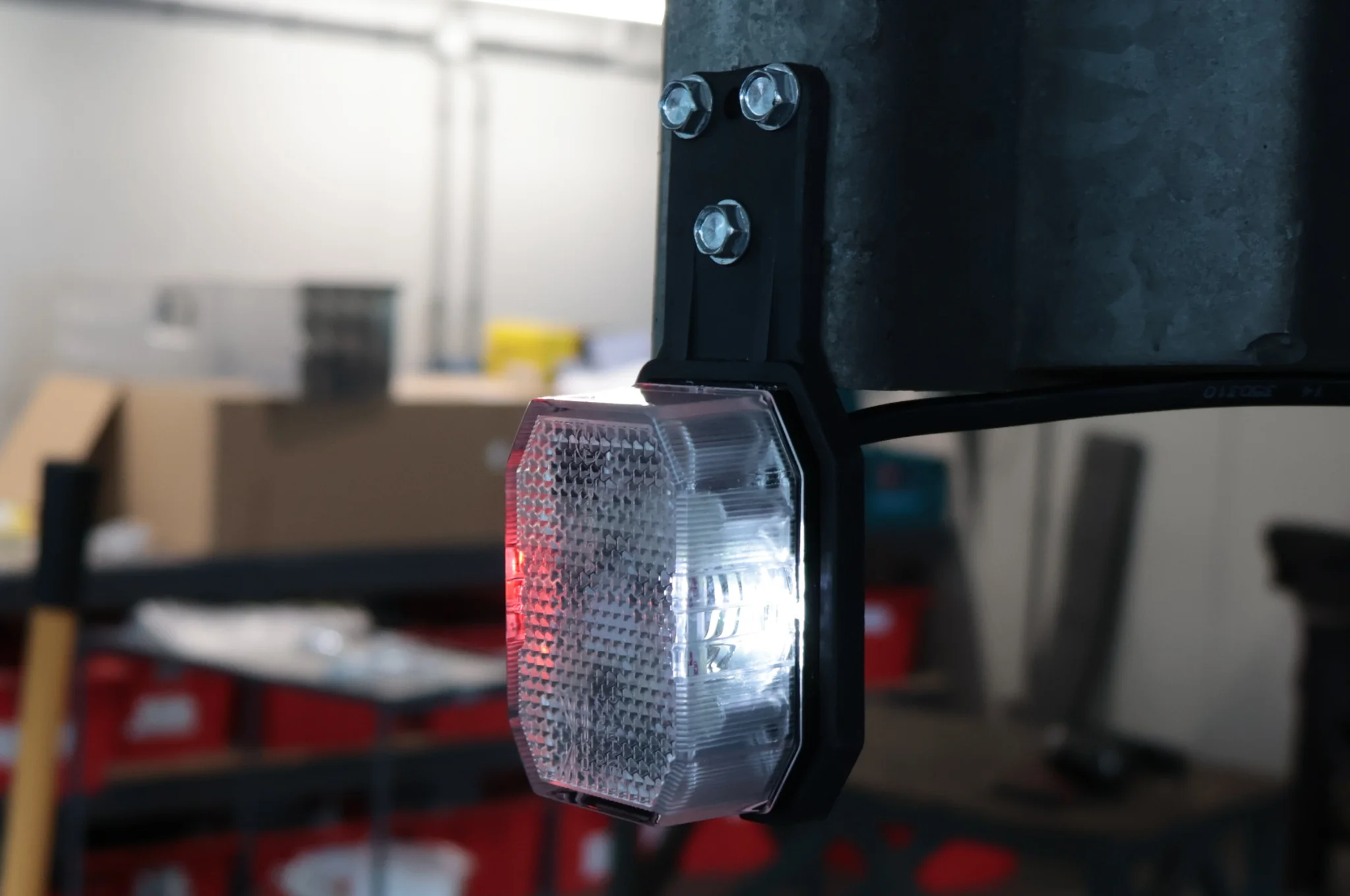 Aspöck Flexipoint LED Begrenzungsleuchte rechts – rot/weiß auf kleiner Gummihalterung mit 0,5 m Kabel - Image 2