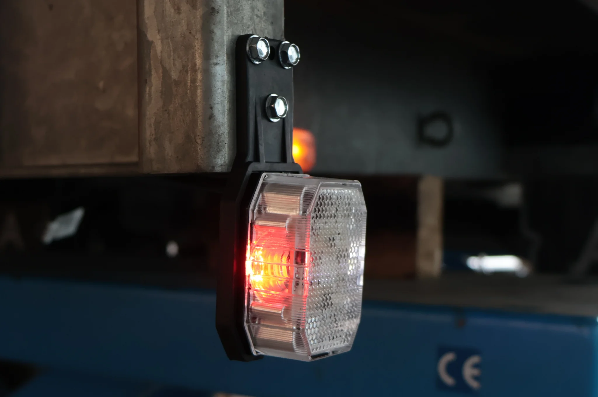 Aspöck Flexipoint LED Begrenzungsleuchte rechts – rot/weiß auf kleiner Gummihalterung mit 0,5 m Kabel - Image 4
