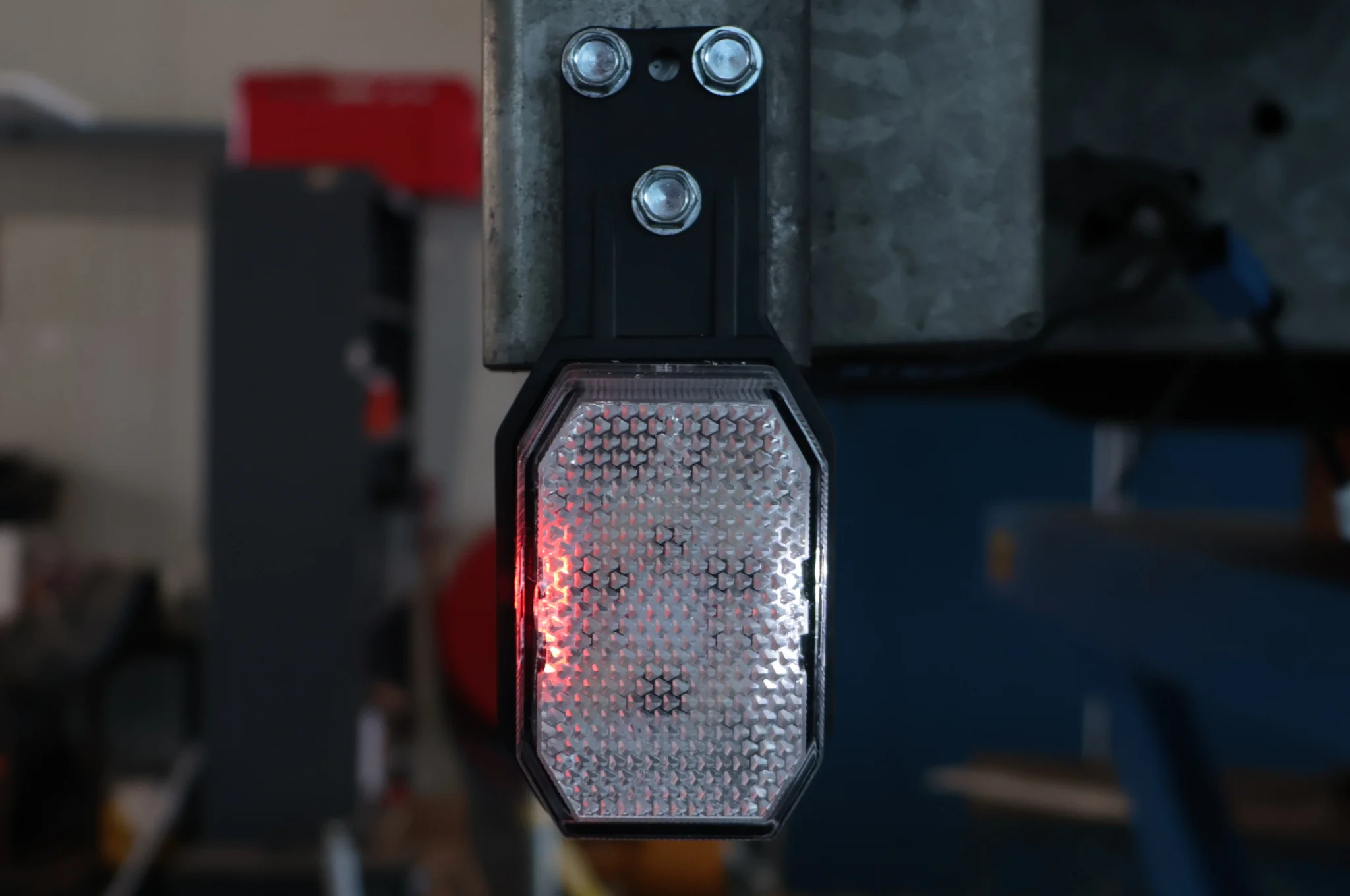 Aspöck Flexipoint LED Begrenzungsleuchte rechts – rot/weiß auf kleiner Gummihalterung mit 0,5 m Kabel - Image 7