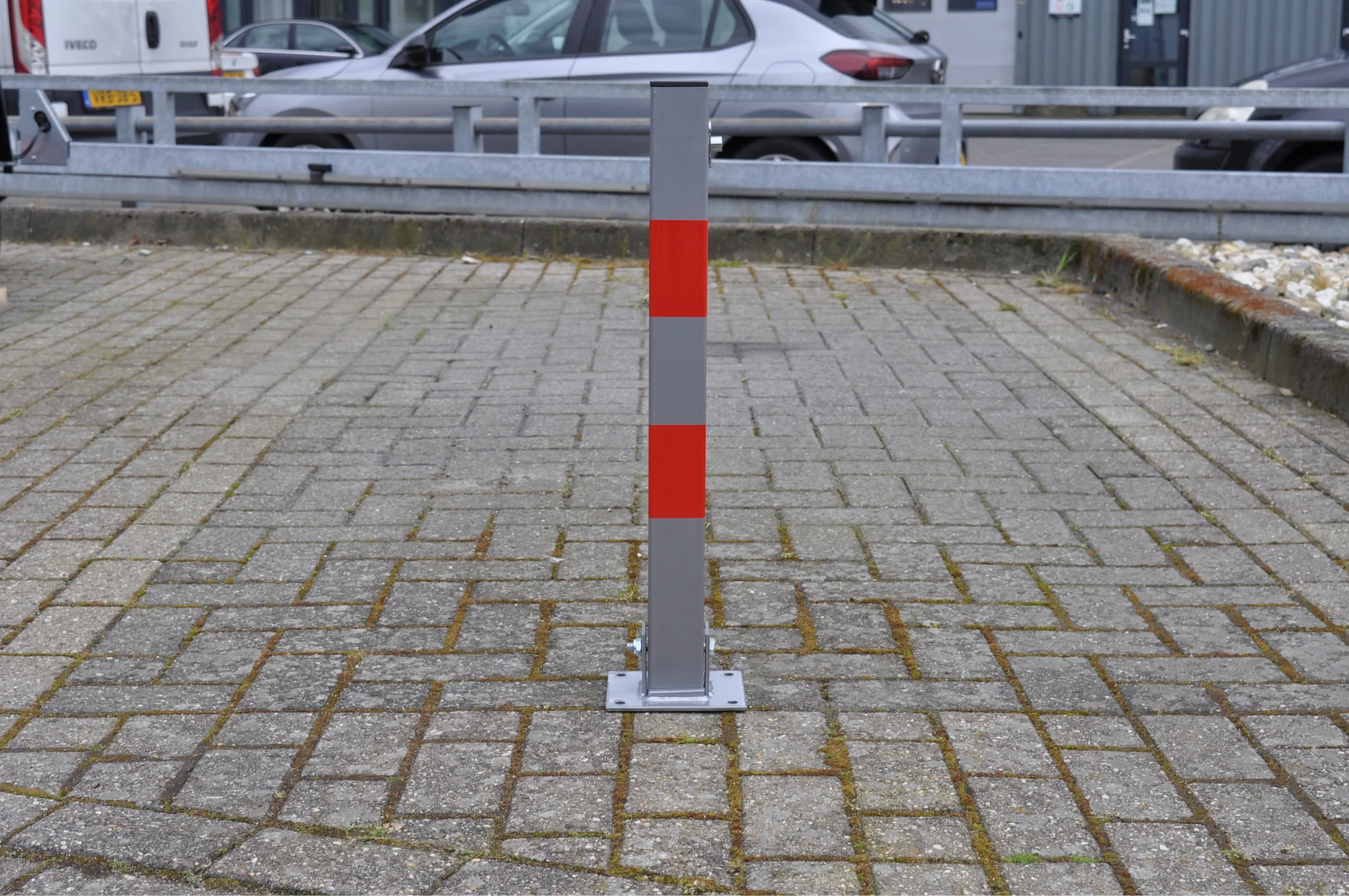 Absperrpfosten klappbar mit Schloss - 650x60x60 mm - grau/rot Parkplatzsperre - Image 5