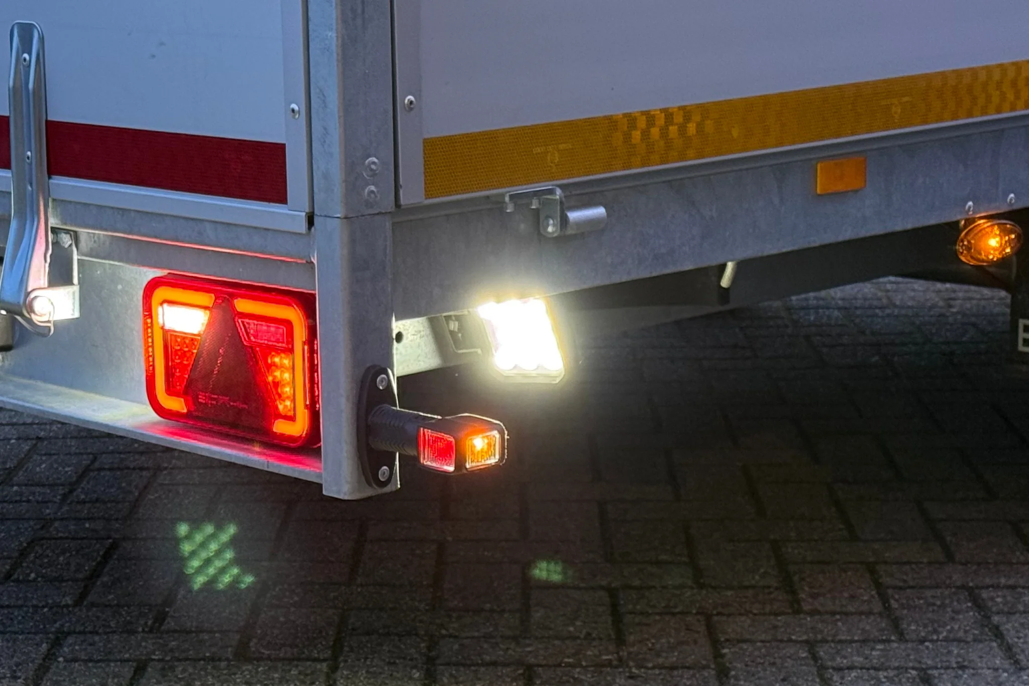 LED-Arbeitsscheinwerfer Set - 8-poliger Aspöck-Bajonettanschluss - 2500 Lumen - Plug & Play - Image 8